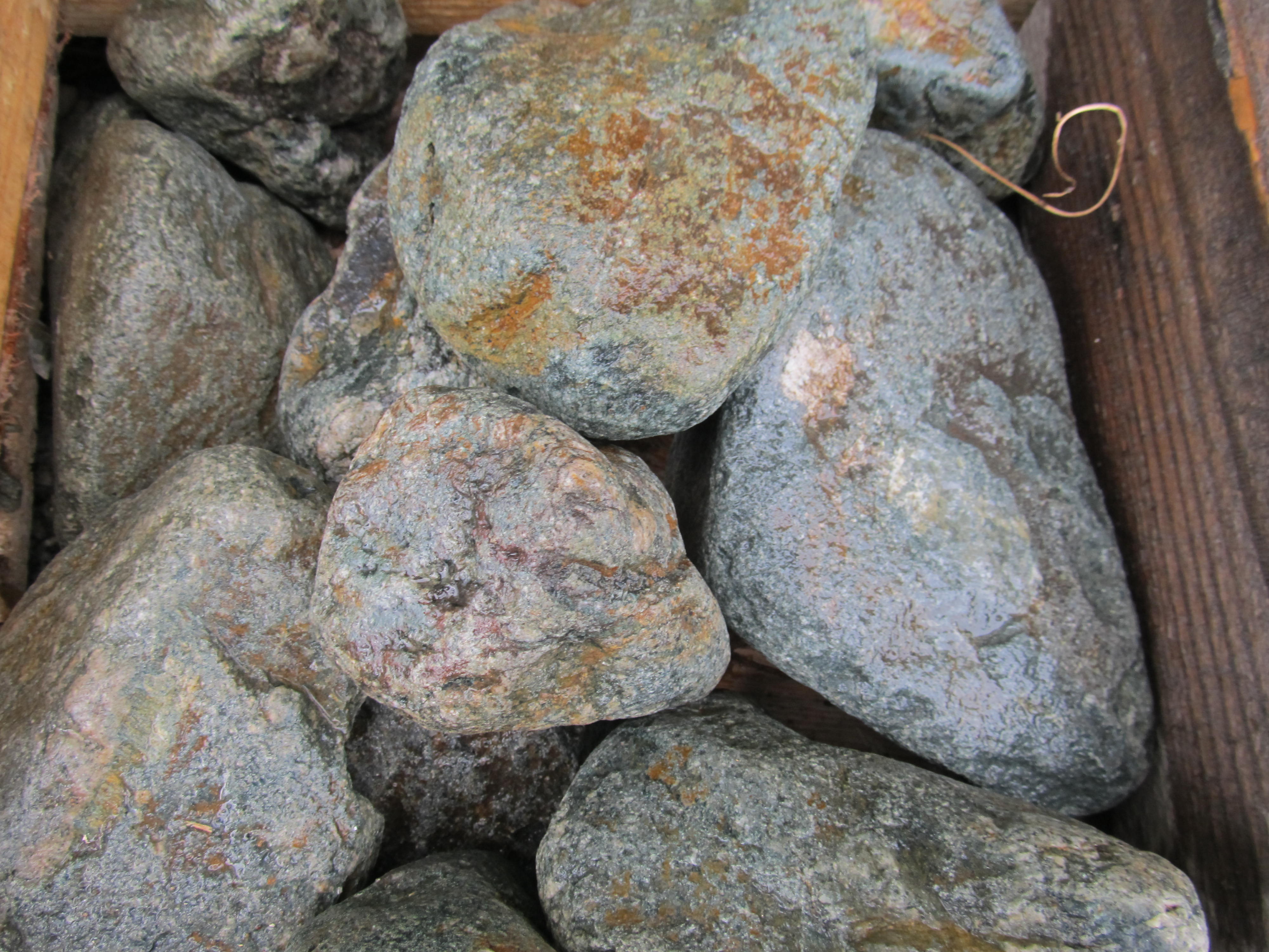 картинка Змеевик галтованный ландшафтный от интернет-магазина природного камня "Аквилон"