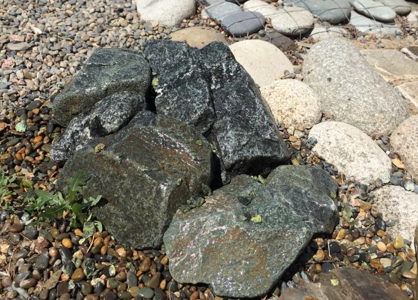 картинка Габбро диабаз ландшафтный камень от интернет-магазина природного камня "Аквилон"